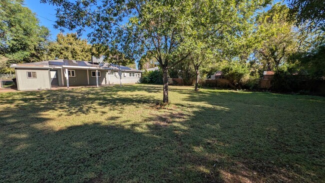 Building Photo - Less Than 1 Mile to ASU! 3 Bed / 2 Bath with Bonus room that can be an office or 4th bedroom!