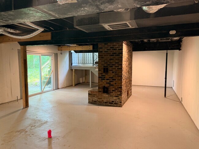Building Photo - 1206 Treetop unit B
