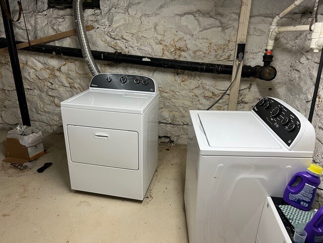 Building Photo - 658 Old West Central St