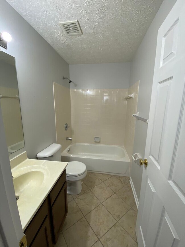 Building Photo - Spacious 4-Bedroom  home for Rent in Fairb...