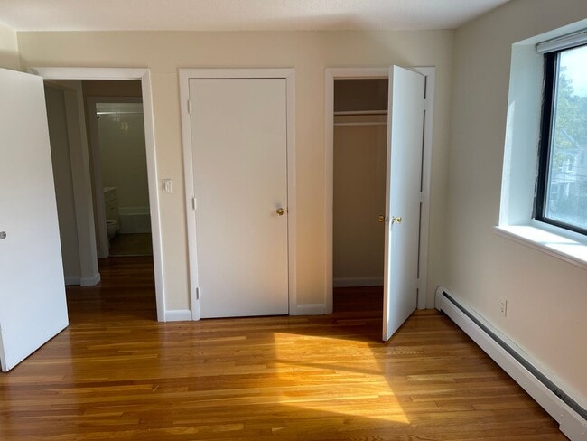 Building Photo - Modern 1st  floor sunny   b2 ed Parking Included, Heat Hw Inc 1 FREE MONTH   no LEAD PAINT