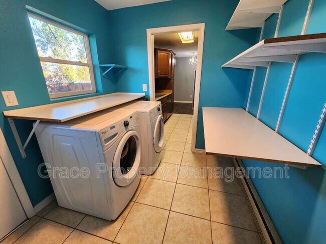 Building Photo - 903 Sir Galahad Dr