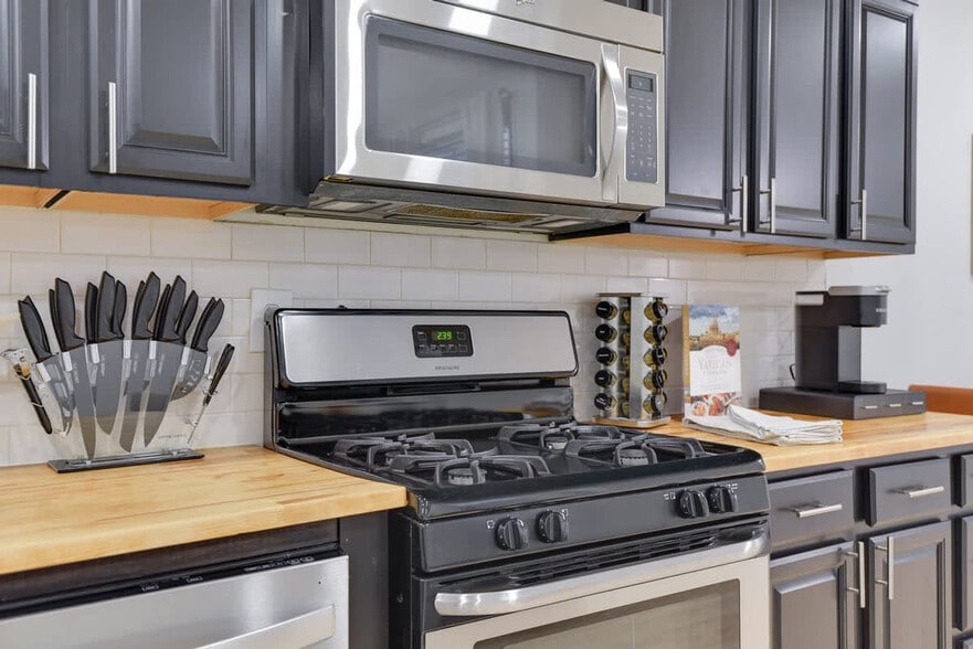 Building Photo - 1255 Raum St NE