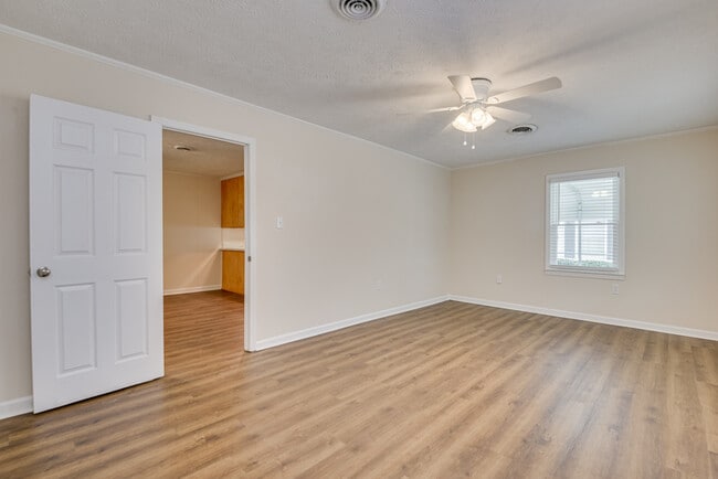 Building Photo - 103 Smallridge St