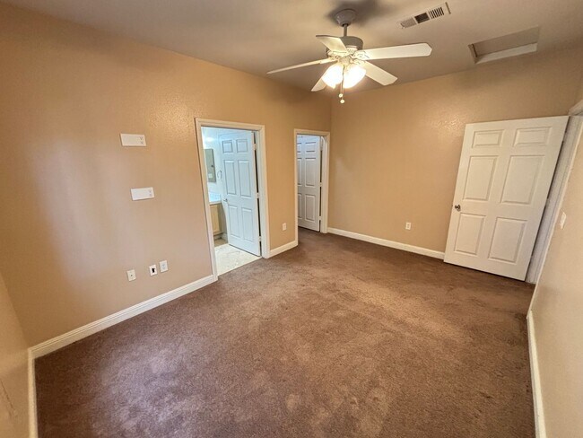Building Photo - Gorgeous 2Bed/2Bath/2Car, 2nd-Story Condo located in the West part of the valley- Make the Move f...