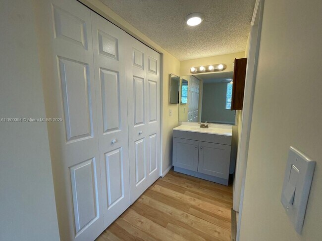 Building Photo - 9431 Live Oak Pl
