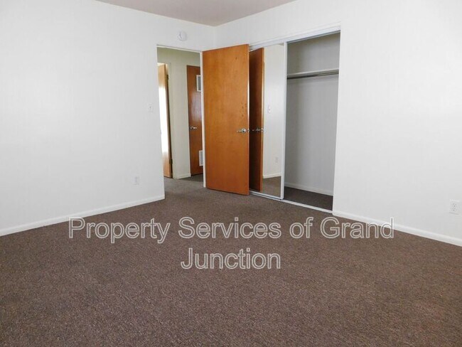 Building Photo - 396 S Camp Rd