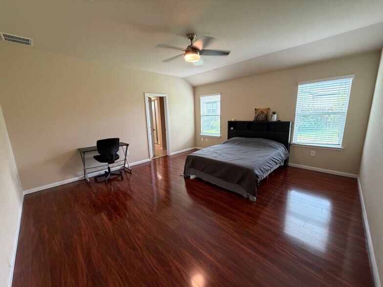 Building Photo - Room in Single Family Home on Bettylou Ln
