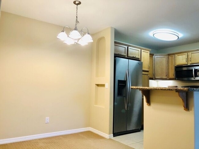 Building Photo - Sunny Top Floor 2BD/2BA Condo in Desirable...