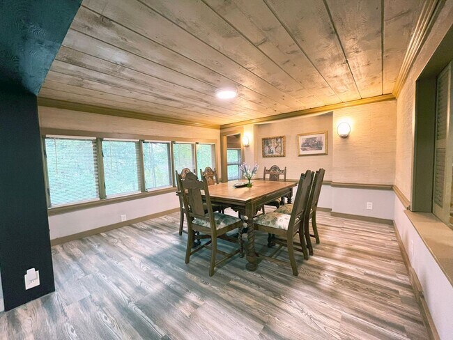 Building Photo - 3923 Bluestone Rd