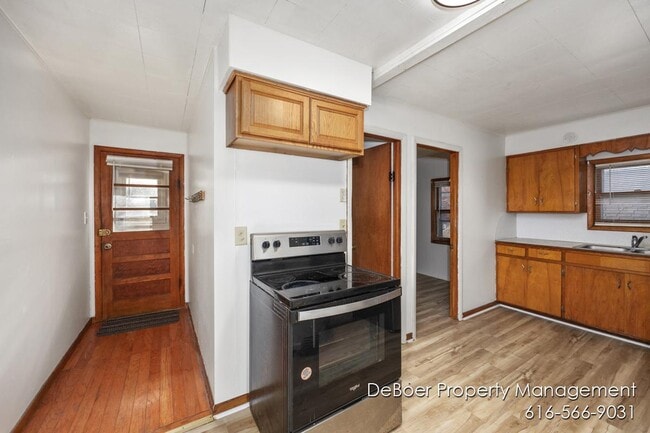 Building Photo - 1621 Lakeshore Dr