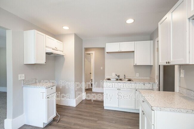 Building Photo - 3694 E 147th St