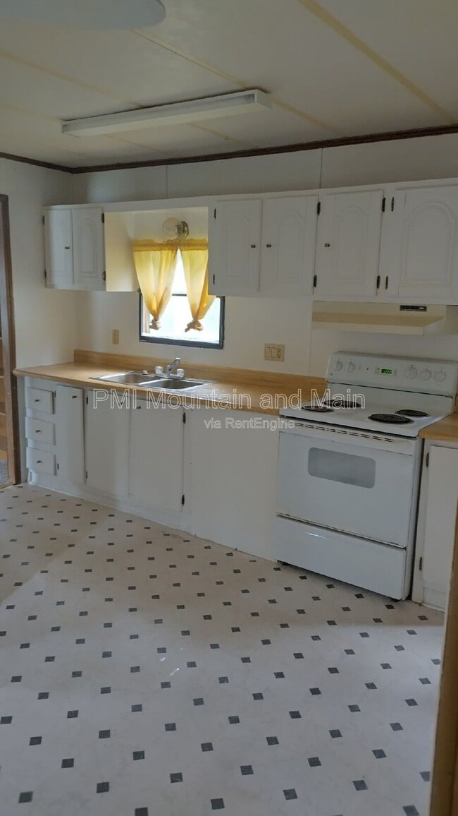 Building Photo - 8 Shuckers Ln