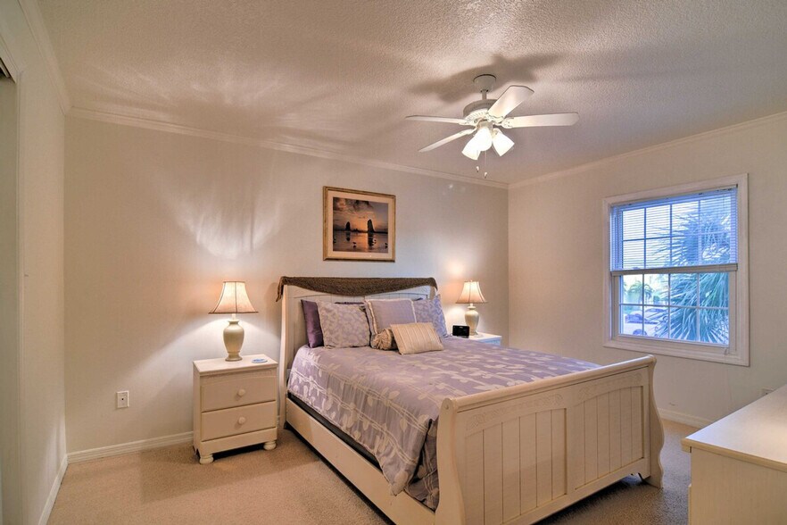 Building Photo - 5285 Coquina Key Dr SE