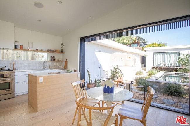 Building Photo - 2107 Mayview Dr