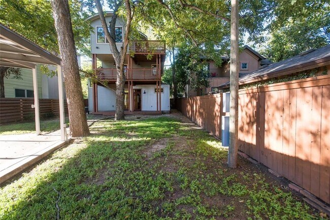 Building Photo - 610 W Live Oak St