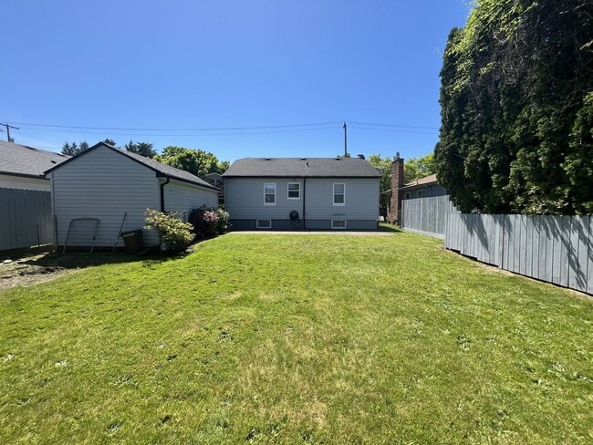 Building Photo - Bright and Welcoming Home with Modern Kitchen, Expansive Backyard & Flexible Living Space