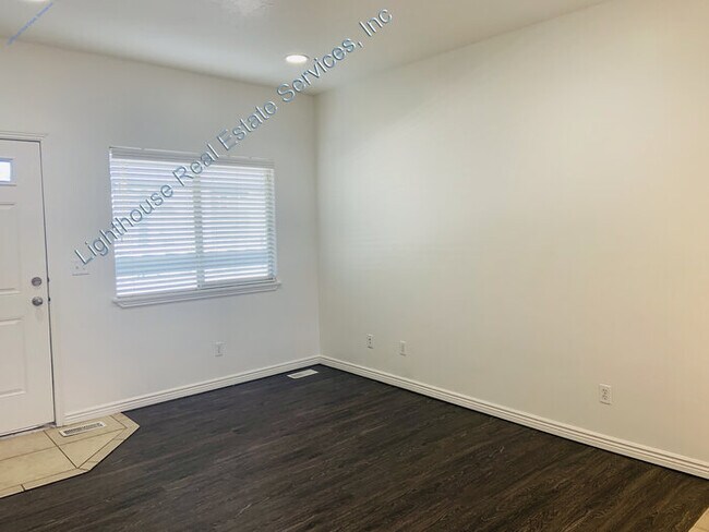 Building Photo - Fantastic Murray 3 Bedroom Townhome!