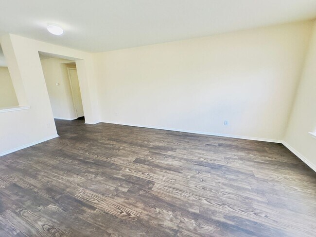 Building Photo - Spacious 4-Bedroom Home in Westwood – Lean...