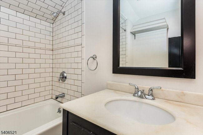 Building Photo - 9 Lincoln St