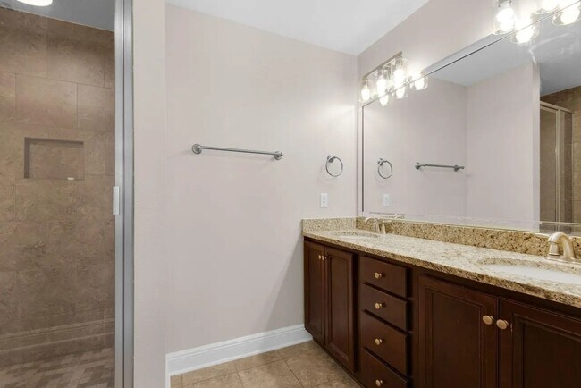 Building Photo - 17 W Shady Oaks Ln