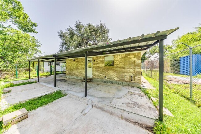 Building Photo - 2711 Chapman St