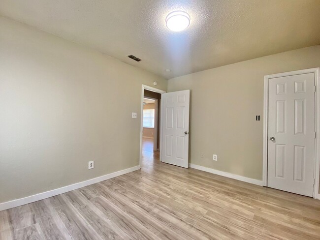 Building Photo - Newly renovated 3 bed 1 bath now available...