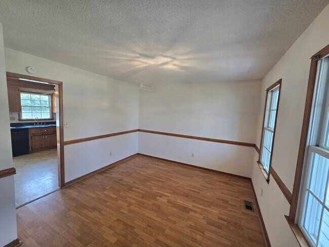Building Photo - 4 bedroom in Prince George!!