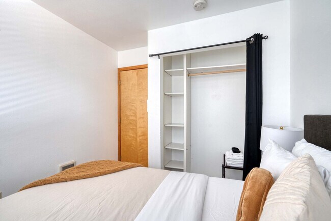 Building Photo - 5040 NE 18th Ave