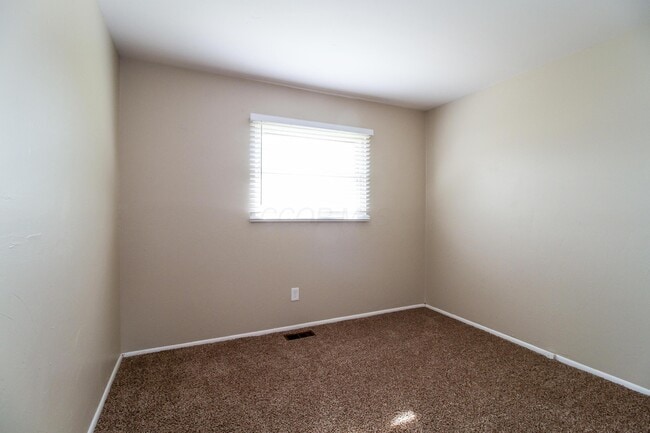 Building Photo - 1880 Queensrowe Pl