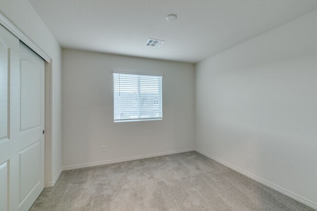 Building Photo - GORGEOUS TOWNHOME*UPGRADED*ALL APPLIANCES*...