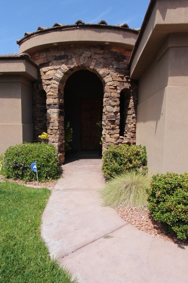 Building Photo - Spacious 3-Bed, 2-Bath Home with Open Floor Plan and Premium Amenities