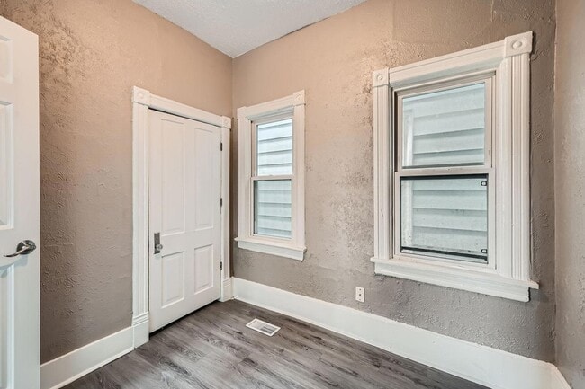 Building Photo - 911 Sims Ave