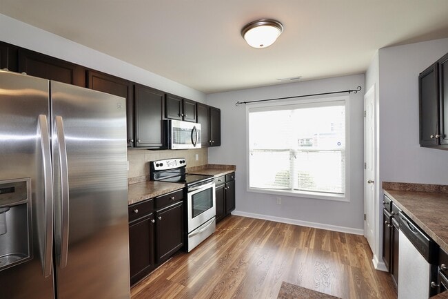 Building Photo - 198 Collinwood Dr