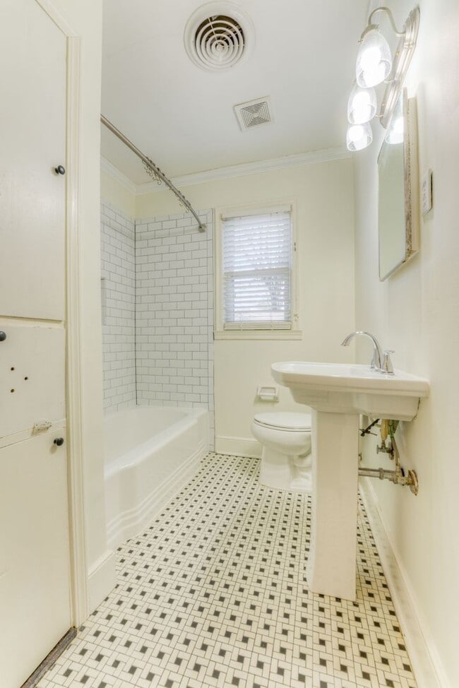 Building Photo - Beautifully renovated duplex in High Point Terrace!