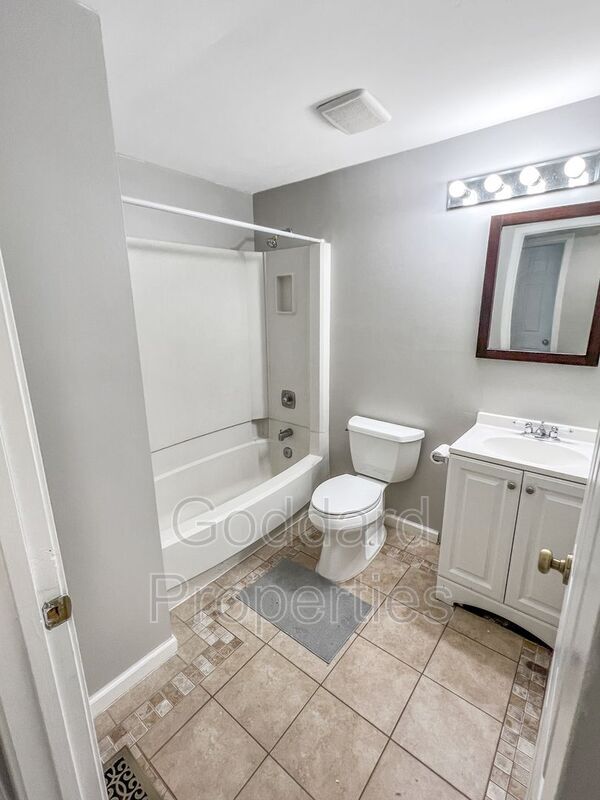 Building Photo - 8535 Hayshed Ln