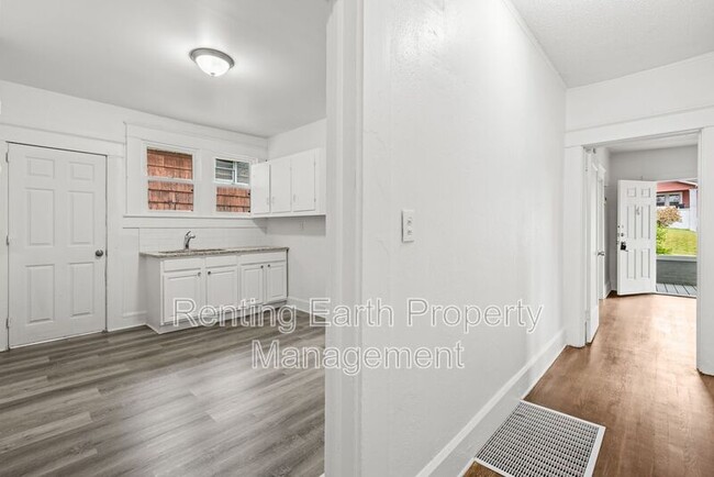 Building Photo - 1724 30th St SW