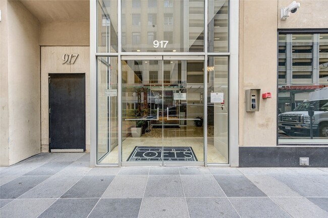 Building Photo - 917 Main St