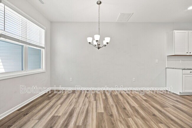 Building Photo - 739 Putney Hl Rd
