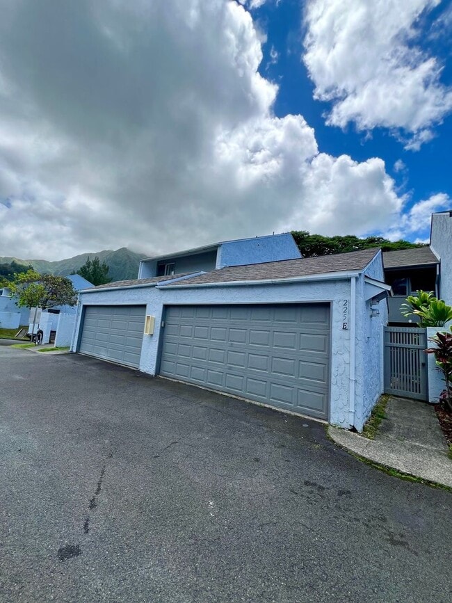 Building Photo - Updated 2-story TH with front yard & back ...