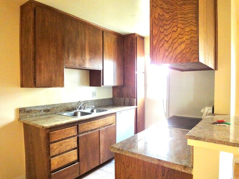 Building Photo - 844 7th St