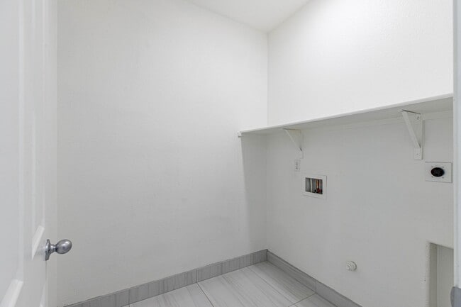 Building Photo - 4 bedroom home for RENT in Manteca with RV...