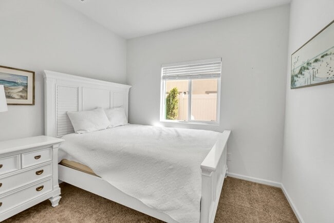 Building Photo - 4 bed / 3 bath | Upated Anatolia Home Avai...