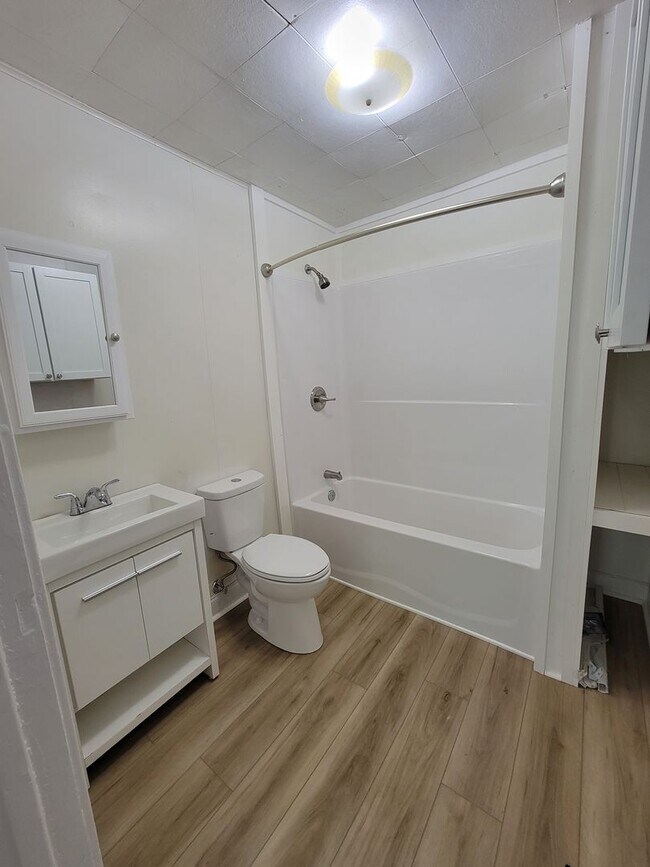 Building Photo - 3 Bedroom, 1 Bath, Section 8 Approved & Av...