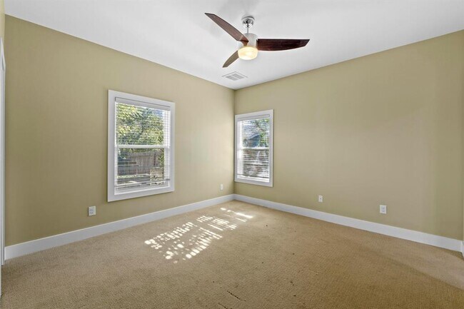 Building Photo - 2609 Oak Haven Dr