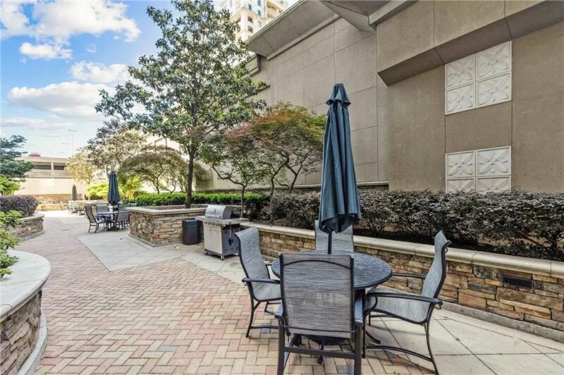 Building Photo - 3040 Peachtree Rd NW