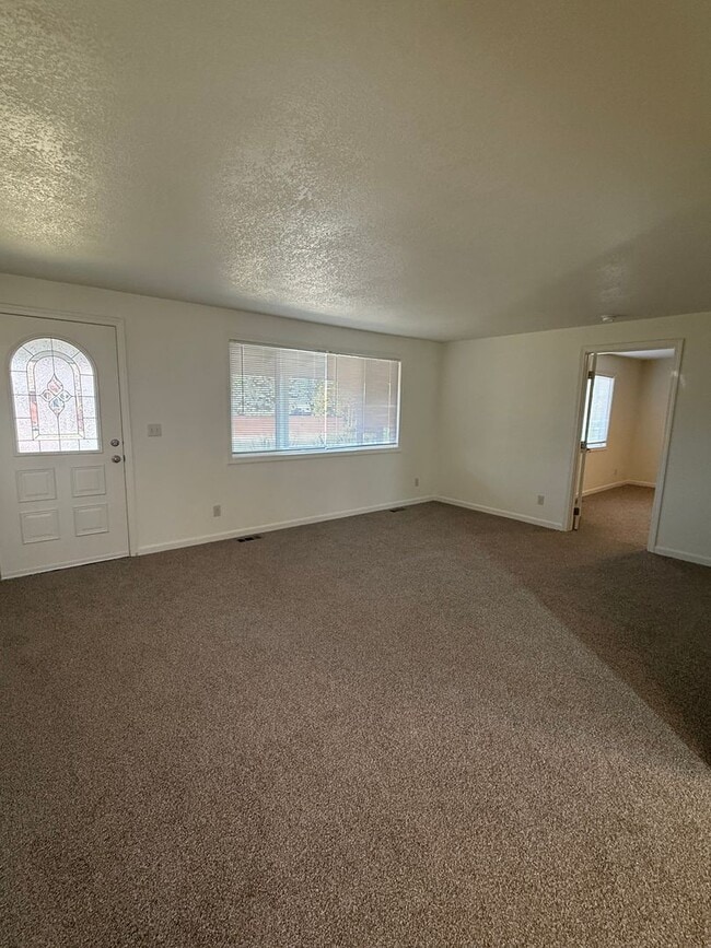 Building Photo - 1444 NW Canyon Dr