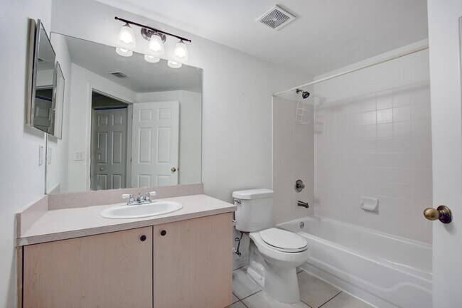 Building Photo - 5024 Lantana Rd