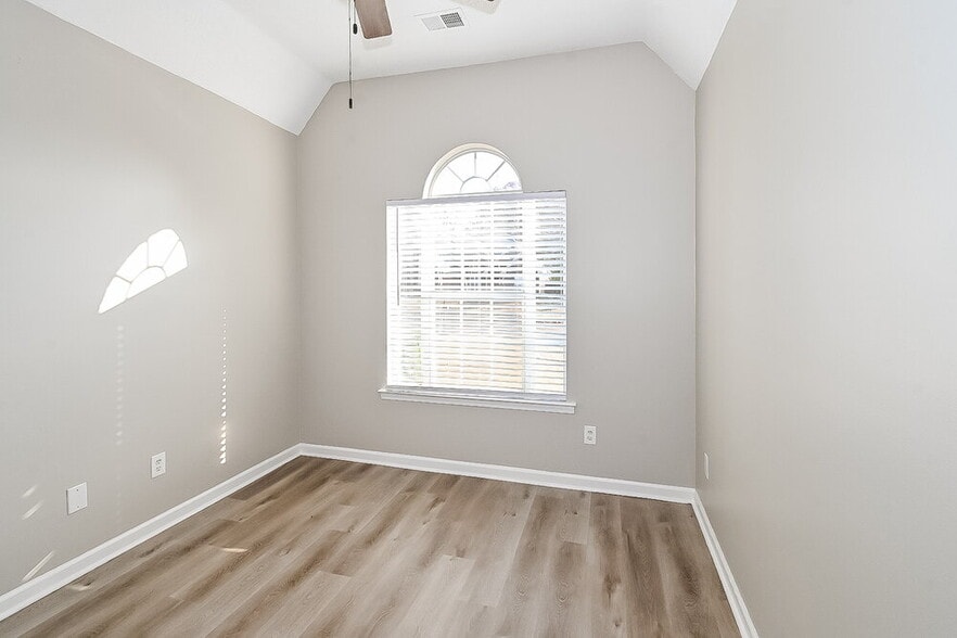 Building Photo - 3163 Big Ben S