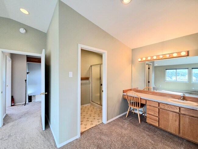 Building Photo - Grandiose Home on 1 Acre -- in East Wenatchee for Rent!!